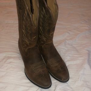 Ariat size 7 pointed toed boots